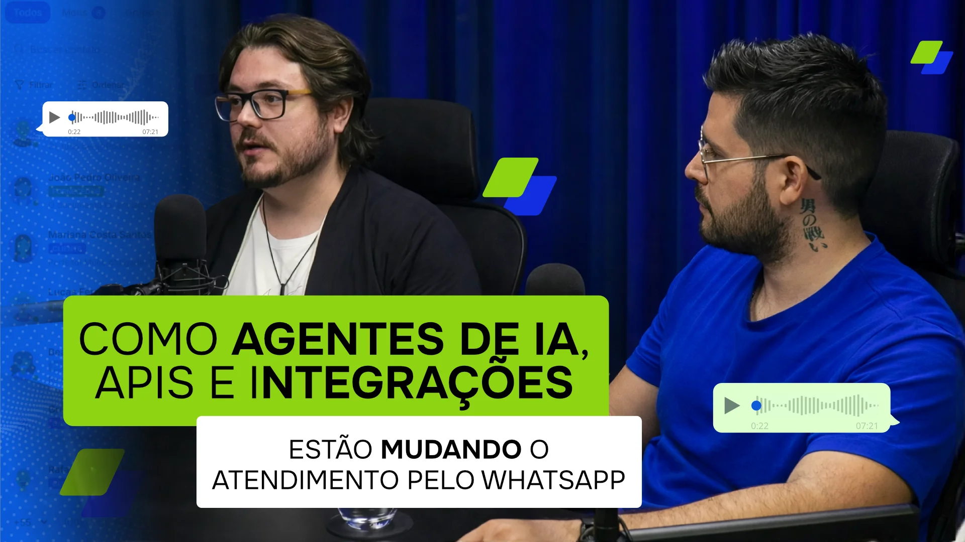 Arte da Live do Chatspot com Eron Greco e Thiago Xavier em estúdio de podcast, com o título "Como agentes de IA, APIs e integrações estão mudando o atendimento pelo WhatsApp", elementos gráficos da identidade visual do Chatspot em verde e azul, e simulação da interface de conversas da plataforma ao fundo